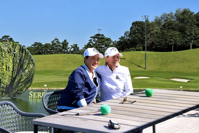 Pak Se-ri (left) and Annika Sorenstam pose for a photo at Serenity Golf and Resort last year. (Serenity Golf and Resort)