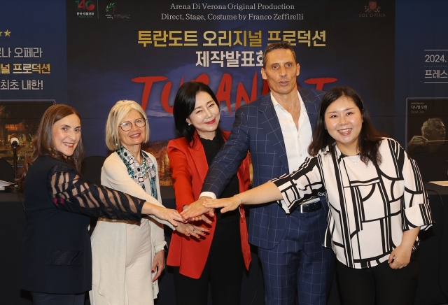 From left: Michela Linda Magri, director of the Italian Cultural Center in Korea; Emilia Gatto, Italian Ambassador to Korea; Lee So-young, director of the Sol Opera Company; director Stefano Trespidi; and soprano Jeon Yea-jin pose for photos during a press conference for the Arena di Verona's original production of ″Turandot″ in Seoul on Thursday. (Yonhap)