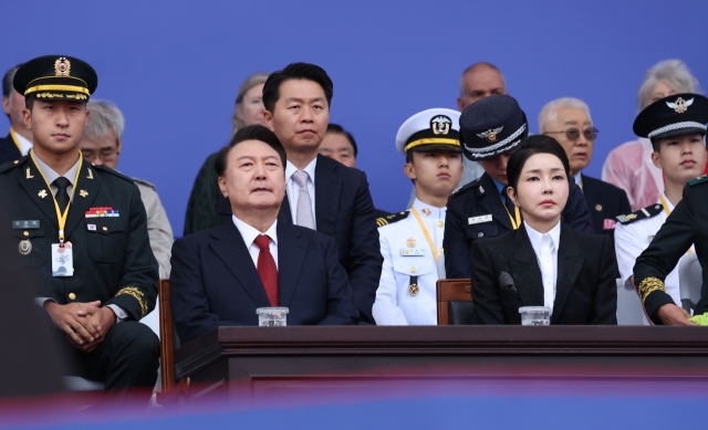 President Yoon Suk Yeol (2nd from left) and first lady Kim Keon Hee (2nd from R) attend a ceremony commemorating the 76th Armed Forces Day held at Seoul Air Base in Seongnam, south of Seoul, on Tuesday (Yonhap)