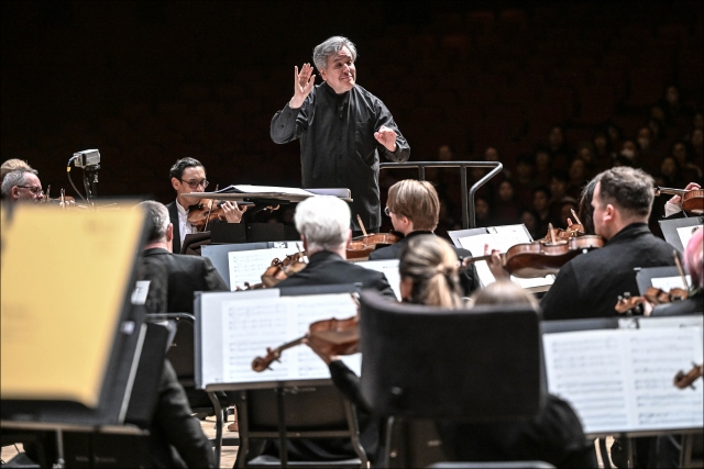 Antonio Pappano conducts the London Symphony Orchestra during a concert at the Sejong Center for the Performing Arts on Tuesday. (Sejong Center for the Performing Arts)