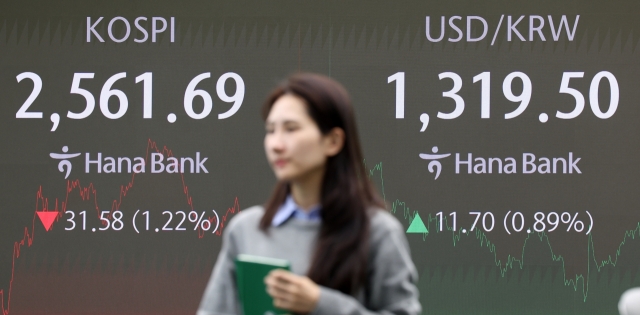 An electronic board showing the Korea Composite Stock Price Index at a dealing room of the Hana Bank headquarters in Seoul on Wednesday. (Yonhap)