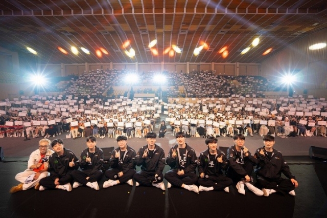 Hanwha Life Esports players and coaches pose for photos with their fans at 2024 HLE Global Fan Fest in Vietnam in Ho Chi Minh City, Vietnam. (Hanwha Life Esports)