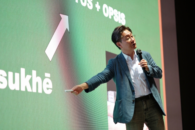 Forensic scientist and professor at Seoul National University School of Medicine Yoo Seong-ho gives a lecture to the participants of the weekly Global Business Forum in Seoul on Wednesday. (The Korea Herald)