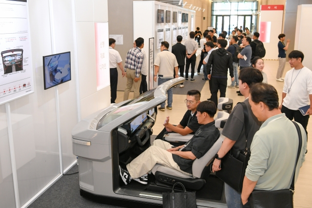 Visitors listen to a Hyundai Mobis researcher during the 2024 R&D Tech Day held at the Uiwang research center in Gyeonggi Province. (Hyundai Mobis)