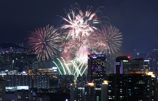 A scene from the Seoul International Fireworks Festival that took place near Yeouido in Yeongdeungpo-gu, western Seoul (Korea Herald DB)