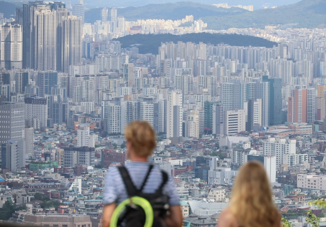 Tourists look over the capital city from Namsan in central Seoul on Sept. 25. (Yonhap)