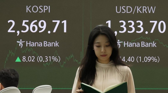 An electronic signboard at a Hana Bank dealing room in Seoul shows the benchmark Korea Composite Stock Price Index added 8.02 points, or 0.31 percent, to close at 2,569.71 on Oct. 4, 2024. (Yonhap)