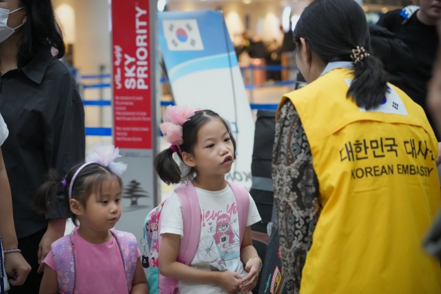 Children wait at Beirut-Rafic Hariri International Airport to board a Republic of Korea Air Force KC-330 Cygnus transport aircraft on Friday. (Ministry of Foreign Affairs)