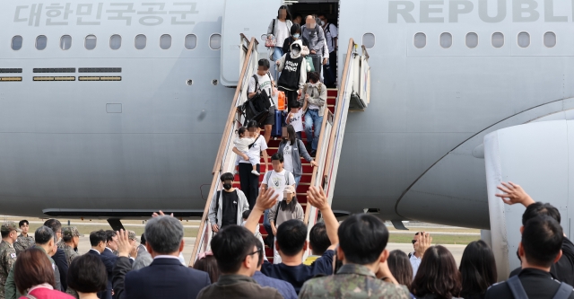 South Korean nationals and a family member who had been staying in Lebanon disembark from a military transport aircraft at Seoul Air Base in Seongnam, Gyeonggi Province, on Saturday. (Yonhap)