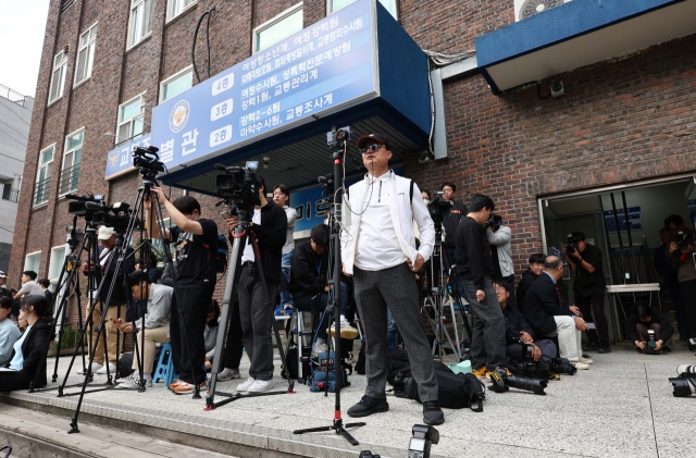 Members of the media await Moon Da-hye, daughter of former President Moon Jae-in, in front of the Seoul Yongsan Police Station on Monday, in anticipation of her possible appearance. (Yonhap)