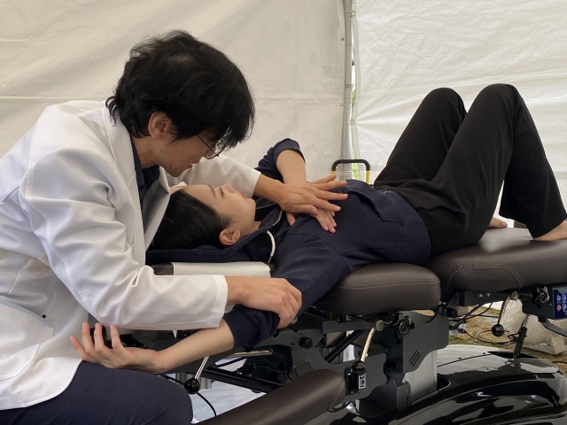 A doctor from the Seoul Korean Medicine Association performs Chuna therapy on a visitor at the Wellness Seoul 2024 booth, Sunday. (Hwang Joo-young/The Korea Herald)