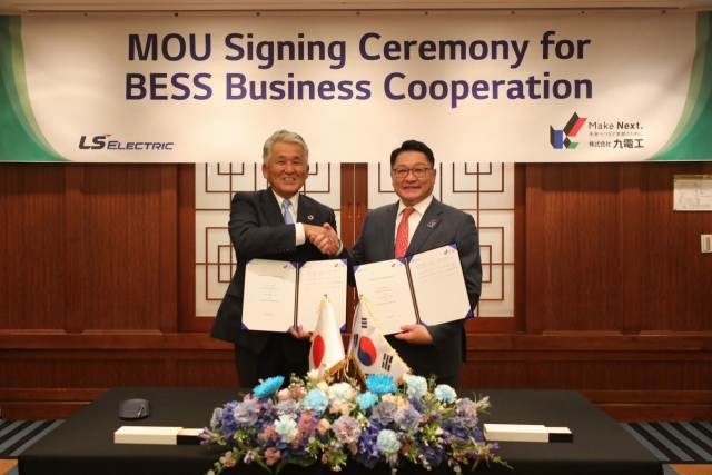 LS Electric Chairman Koo Ja-Gyun (right) shakes hands with Kyudenko Vice President Masaaki Jono during the signing ceremony for a memorandum of understanding between the two companies in Seoul on Sunday. (LS Electric)