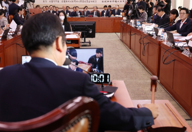 Democratic Party of Korea Rep. Jung Chung-rae, who is the chairman of the Legislation and Judiciary Committee, presides over a parliamentary audit of the Supreme Court of Korea at the National Assembly in western Seoul on Monday. (Yonhap)