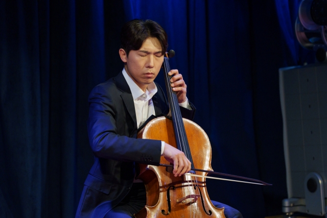 Cellist Mun Tae-guk performs Bach's Cello Suite No. 1 in G major, BWV 1007, Prelude during a press conference held in Seoul on Monday. (Credia)