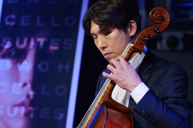 Cellist Mun Tae-guk performs Bach's Cello Suite No. 6 in D major, BWV 1012, Gavotte with a five-string cello during a press conference held in Seoul on Monday. (Credia)