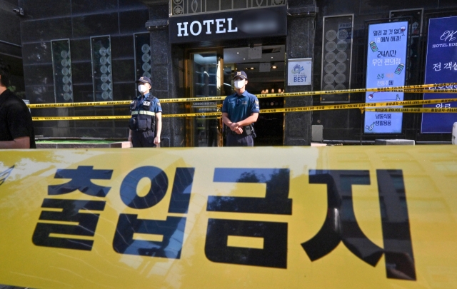 A police line is set up in front of a hotel in Bucheon, Gyeonggi Province on Sept. 23, a day after a fatal fire that resulted in seven casualties and 12 injuries. (Im Se-jun/The Korea Herald)