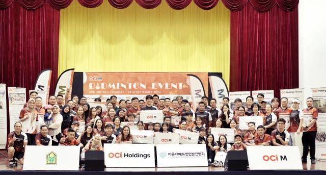 Korea’s badminton star Lee Yong-dae (center, in the third row) poses with participants in his badminton class held at the Universiti Putra Malaysia’s Bintulu campus on Sept. 29. (OCI Holdings)