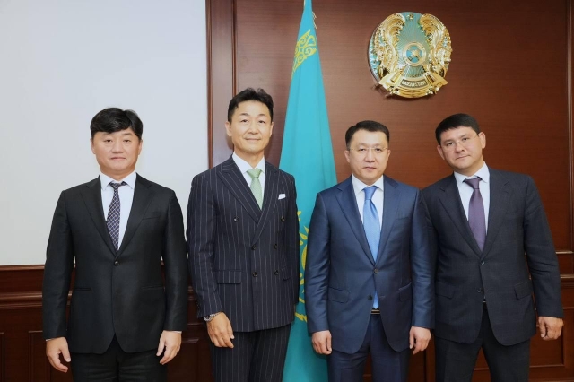 LX Pantos CEO Lee Yong-ho (center left) and Kazakhstan’s Minister of Industry and Infrastructure Development Marat Karabaev (center right) (LX Pantos)