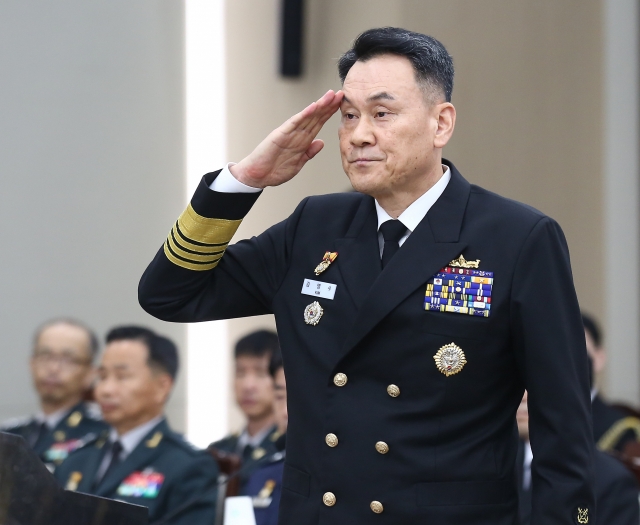 Kim Myung-soo, the chairman of the South Korean Joint Chiefs of Staff, salutes National Assembly members before a national defense committee meeting on Thursday. (Yonahp)