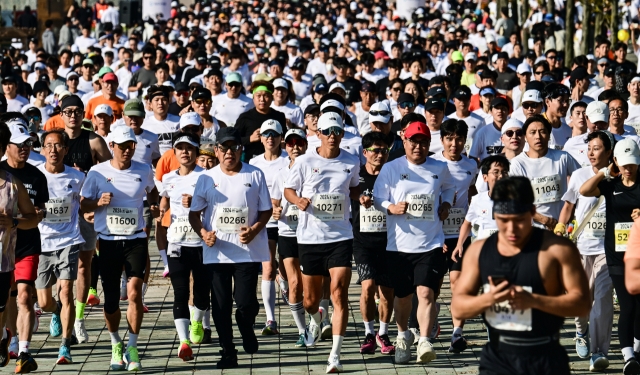 The 2024 Hangeul Run held at Sejong Lake Park on Wednesday to mark the 587th anniversary of King Sejong's proclamation of Hangeul in 1446. (Park Hae-mook/ The Korea Herald)