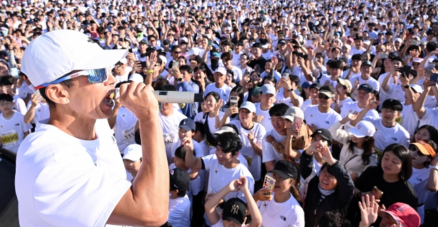 Sean, a Korean rapper known for his philanthropy, performs at the 2024 Hangeul Run at Sejong Lake Park on Wednesday. (Lee Sang-sub/The Korea Herald)