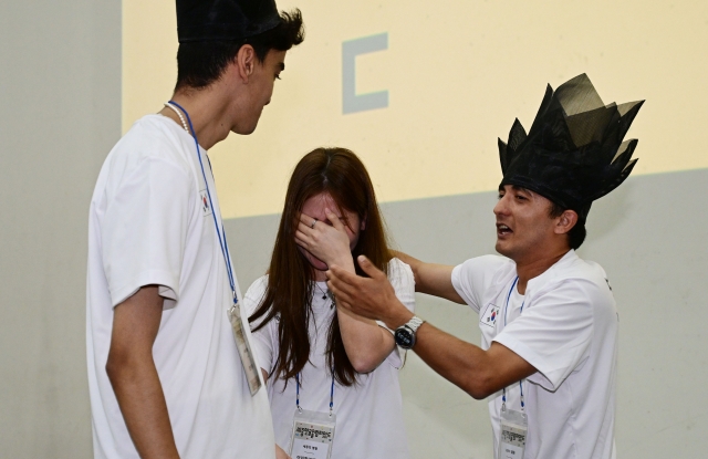 Aitalieva Nurzhamal (center) sheds tears of joy after receiving the grand prize at the Sejong Hangeul Olympiad held on Tuesday. (Park Hae-mook/The Korea Herald)