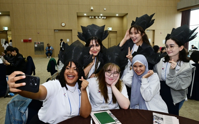 Participants pose for a photo before the event begins at Sejong Hangeul Olympiad held the Government Sejong Convention Center on Tuesday. (Park Hae-mook/The Korea Herald)