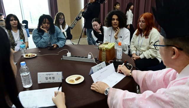 Participants make a presentation during the third round of Sejong Letter to the King at the Sejong Hangeul Olympiad, held at the Government Sejong Convention Center on Tuesday. (Park Hae-mook/The Korea Herald)