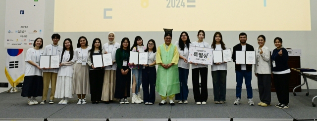 In the Special Awards category, the Viewer’s Choice Award went to Dahannim Guk, while the Judges' Choice Award was presented to the Inha University Fairies. The OX Quiz Special Award was given to the Hope Team, the Jeonsangseo Special Award to Consonant Rain, and the Dialect Total Points Special Award to the Colorful Team. (Park Hae-mook/The Korea Herald)