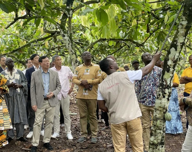 Lotte Group Chairman Shin Dong-bin (second from left), along with Lotte and local government officials, look around a cacao firm in Suhum, Ghana, on Tuesday. (Lotte Group)