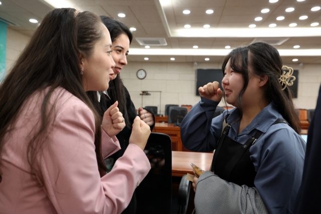 Noh Jin-hae (right), a North Korean defector, speaks with foreign diplomats during a forum hosted by the unification ministry in Seoul on Thursday. (Ministry of Unification)