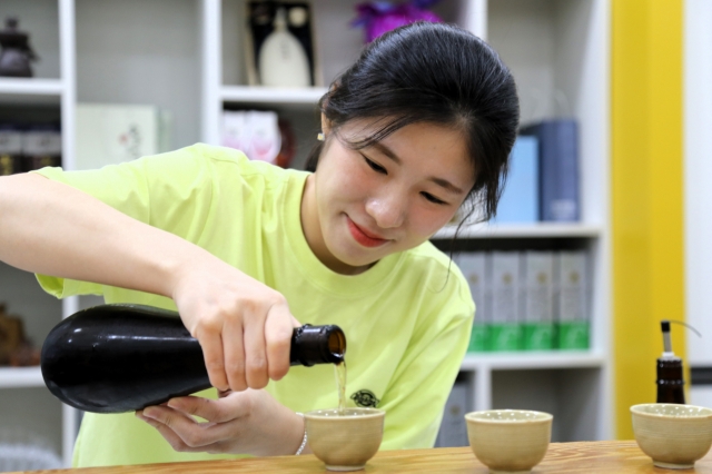 A visitor takes part in a sogokju tasting program at Hansan Sogokju Gallery in Seocheon, South Chungcheong Province. (Korea Tourism Organization)