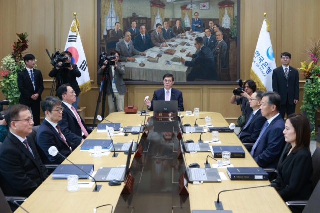 Bank of Korea Gov. Rhee Chang-yong (center) leads the Monetary Policy Committee meeting in Seoul on Friday. (Bank of Korea)