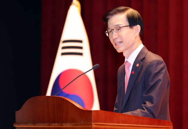 Industry Minister Bang Moon-kyu delivers remarks at the ministry building in the central government complex in Sejong, south of Seoul, on Jan. 4, as he leaves office to run for a parliamentary seat at the general elections. (Yonhap)