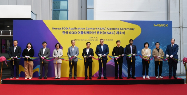 Participants cut the ribbon during the opening ceremony of Merck's new chip materials R&D center in Anseong, Gyeonggi Province, Thursday. Attendees include Kim Woo-kyu, managing director of Merck Korea (third from left), Gyeonggi Province Governor Kim Dong-yeon (sixth from left) and Merck Electronics CEO Kai Beckmann (seventh from left). (Merck Korea)