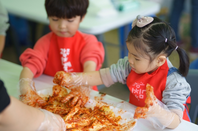 Children enjoy a kimchi-making program at Gwangju Kimchi Festival. (Gwangju Kimchi Festival Committee)