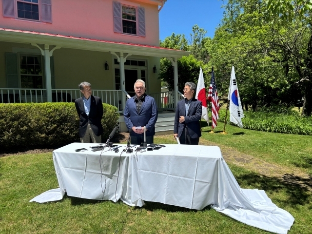 US Deputy Secretary of State Kurt Campbell (center) poses with South Korea's Vice Foreign Minister Kim Hong-kyun (right) and Japanese Vice Foreign Minister Masataka Okano at Iron Bell Farm in Virginia, in this file photo taken May 31 (Yonhap)