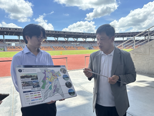 Min Hyu (right), general director of K-water’s Philippines Project Office, explains the city development plan behind New Clark City and K-water's involvement in developing a water supply and sewage system for the city on Sept. 25. (Lee Jung-joo/The Korea Herald)