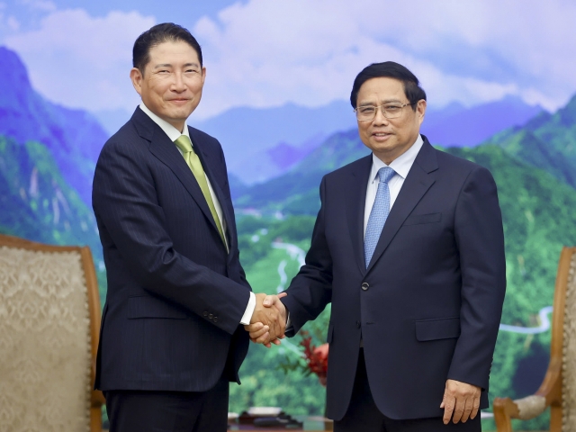 Hyosung Group Chairman Cho Hyun-joon (left) shakes hands with Vietnamese Prime Minister Pham Minh Chinh in Hanoi, Vietnam, Monday. (Hyosung Group)