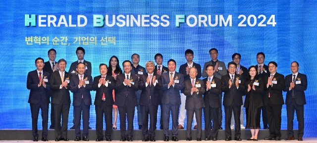 VIP guests and speakers pose for a photo during the opening ceremony of the Herald Business Forum. In the front row are People Power Party’s floor leader Choo Kyung-ho (third from left), Deputy Prime Minister Choi Sang-mok (fifth from left), Herald Media Group Chairman Chung Won-ju (sixth from left), SK Group Chairman Chey Tae-won (seventh from left), who doubles as chairman of Korea Chamber of Commerce and Industry, CJ Group Chairman Sohn Kyung-sik (sixth from right), who doubles as chairman of Korea Enterprises Federation, Yoon Jin-sik (fifth from right), chairman of Korea International Trade Association, and Herald Media Group CEO Choi Jin-young (fourth from left). (Im Se-jun/The Korea Herald)