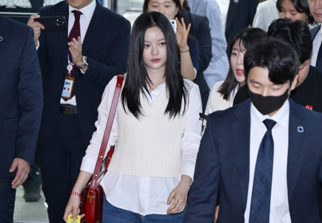 NewJeans' Hanni enters the National Assembly in Yeouido, Seoul, to appear as a witness for the Environment and Labor Committee's audit, Tuesday. (Newsis)