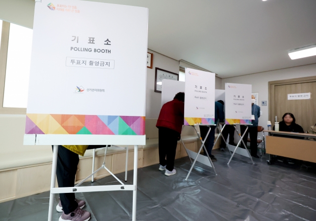 Voters cast their ballots at a polling station in Incheon on Wednesday. (Yonhap)