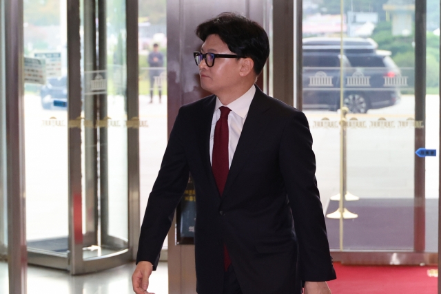 Ruling People Power Party leader Han Dong-hoon arrives for work at the National Assembly in Seoul on Thursday. (Yonhap)