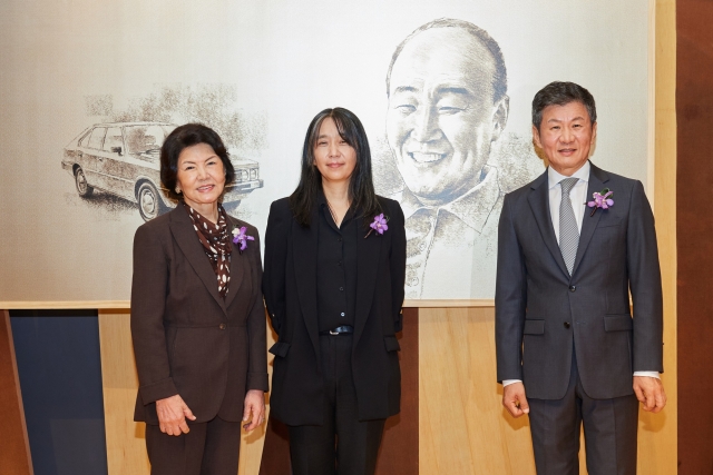 Han Kang attends the Pony Chung Innovation Award ceremony at Pony Chung Hall in Seoul’s Gangnam district on Thursday. From left are: Park Young-ja, wife of the late Chung Se-yung, who was the second chairman of Hyundai Group; Han; and Chung Mong-gyu, Hyundai Development Company chairman and founder of the Pony Chung Foundation. The drawing in the background is of late Chung, father of Chung Mong-gyu. (Joint Press Corps)