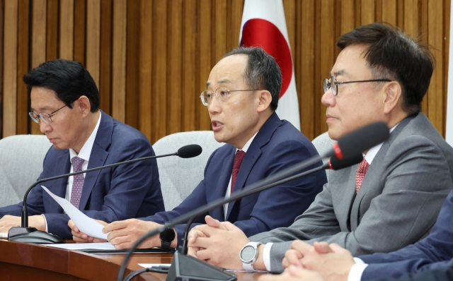 Rep. Choo Kyung-ho (center), floor leader of the ruling People Power Party, speaks during a party meeting at the National Assembly in Seoul on Friday. (Yonhap)