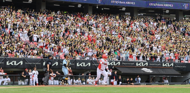 Kia Tigers fans cheer for their team at an exhibition match against Sangmu Phoenix at Gwangju-Kia Champions Field in Gwangju on Oct. 9. (Yonhap)