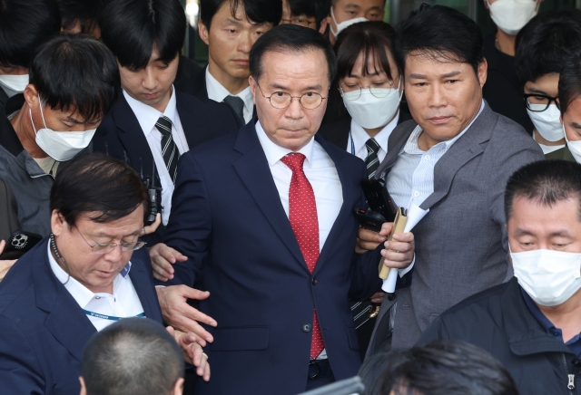 Kim Kwang-ho, former chief of the Seoul Metropolitan Police Agency, enters the Seoul Western District Court on Thursday, western Seoul. (Yonhap)