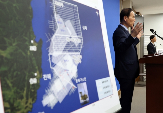 Kim Dong-sub, the head of Korea National Oil Corp., speaks during a briefing held in the central city of Sejong in this file photo taken on June 19. (Newsis)