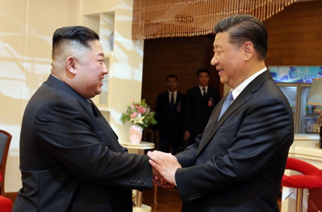 Chinese President Xi Jinping (right) and North Korean leader Kim Jong-un