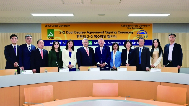 Seoul Cyber University President Lee Eun-ju (5th from left), Lee Sang-kyun, chairperson of the Shinil Education Foundation (6th from left), California State University of San Bernardino President Tomas D. Morales (7th from left) and Mrs. Evy Morales (8th from left) pose for a commemorative photo after signing a dual degree agreement on October 10. (Seoul Cyber University)